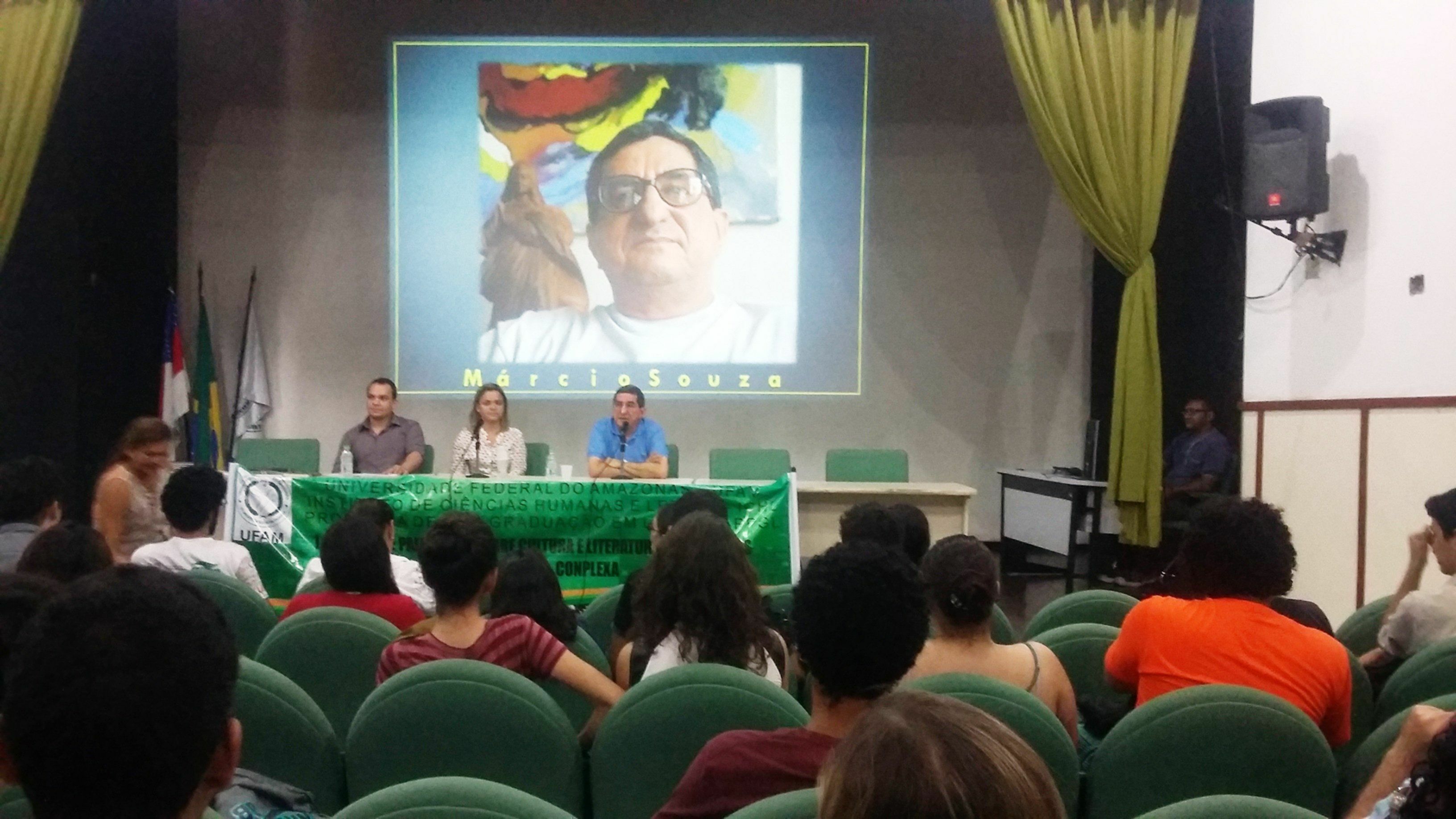 Alunos e professores de vários cursos prestigiaram evento